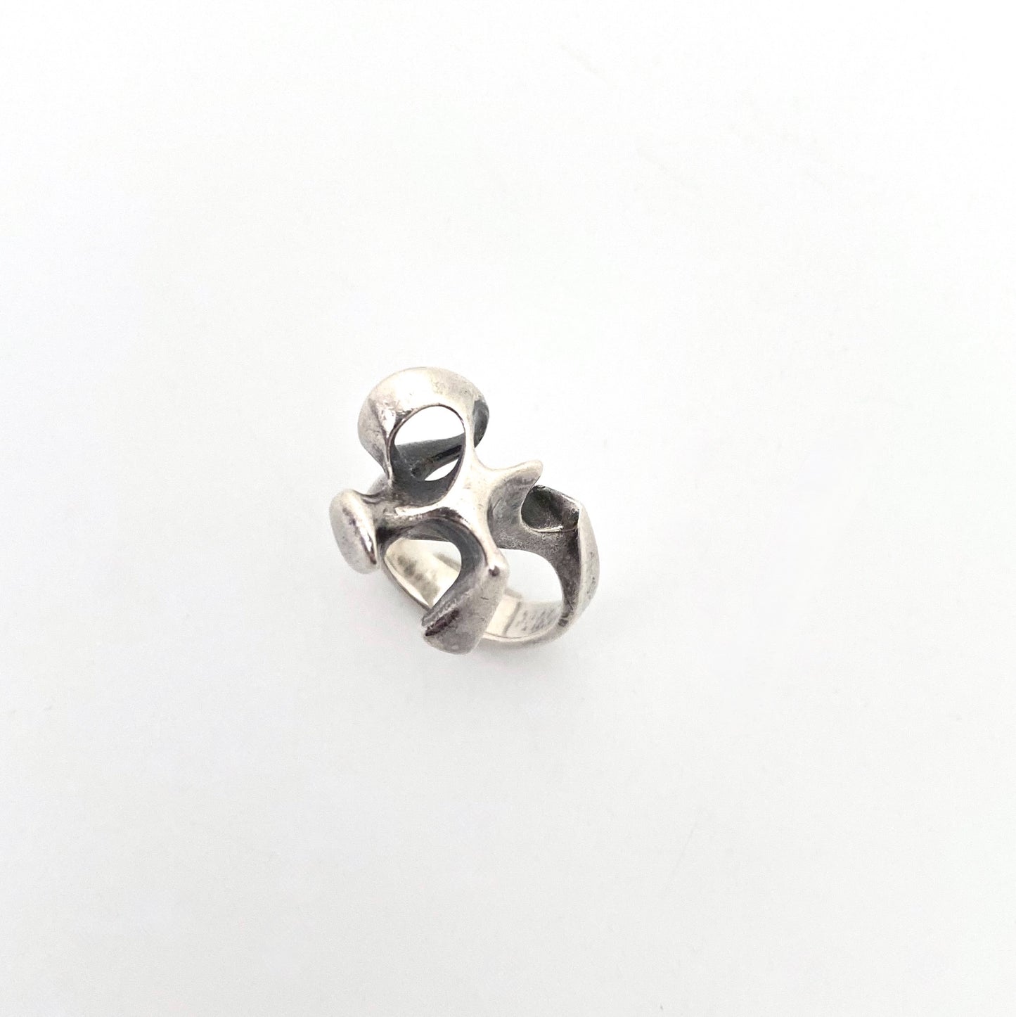 detail Campbell Scott artist sculptor Niagara on the Lake Canada vintage silver sculptural ring Canadian Modernist jewelry design