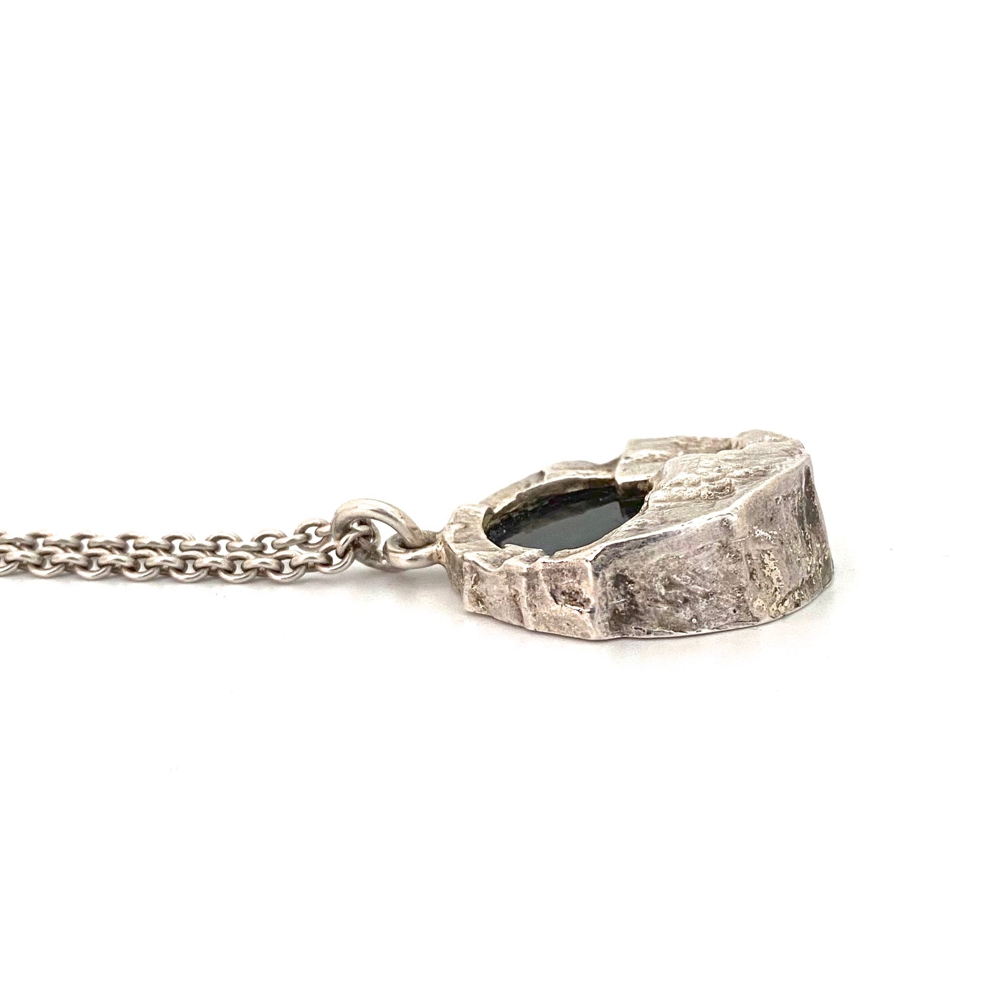 profile Finlandia Koru Finland vintage heavy textured silver labradorite pendant necklace 1975 Scandinavian Modernist jewelry design