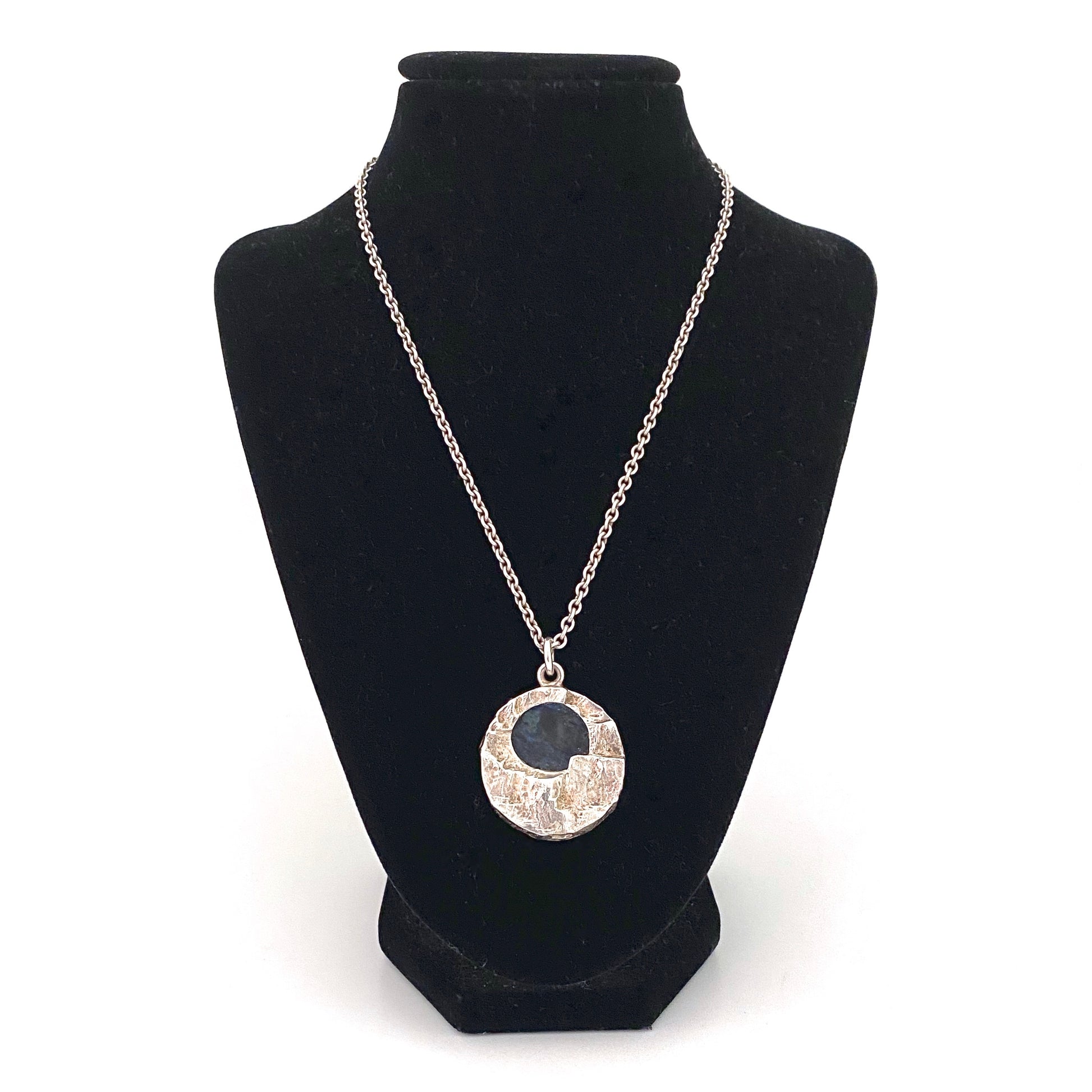 detail Finlandia Koru Finland vintage heavy textured silver labradorite pendant necklace 1975 Scandinavian Modernist jewelry design