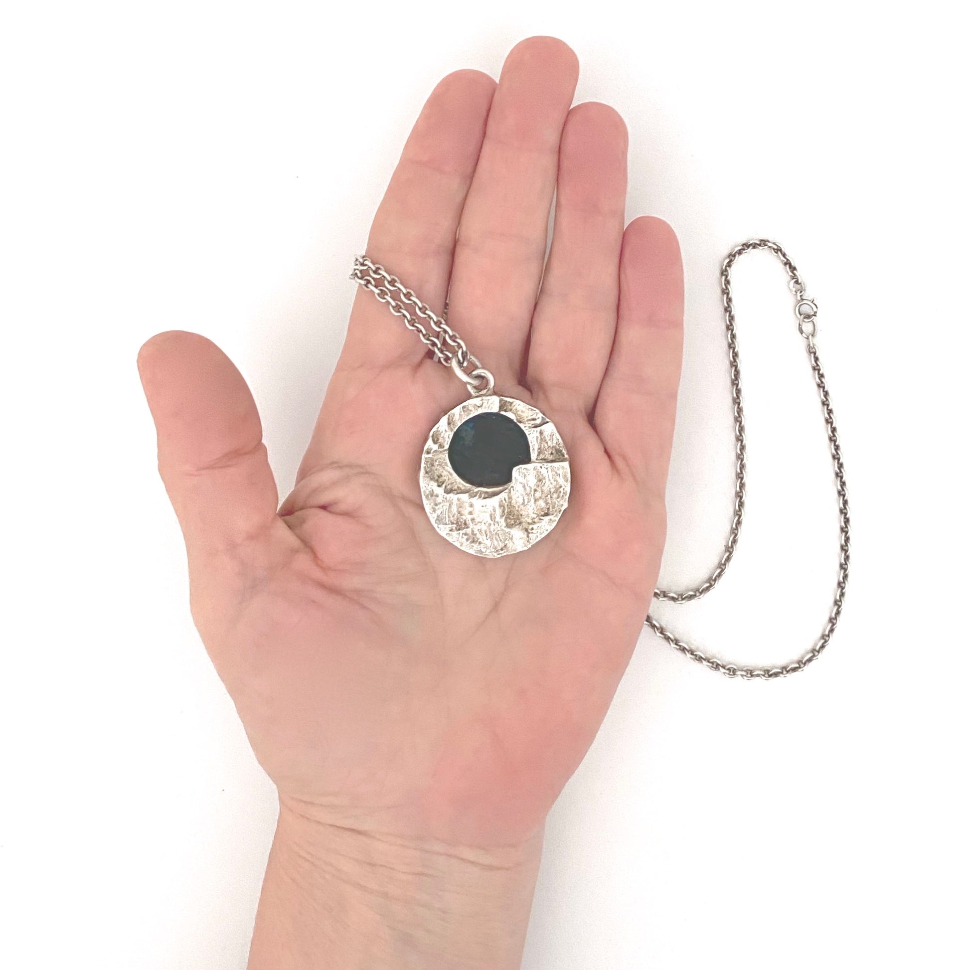 scale Finlandia Koru Finland vintage heavy textured silver labradorite pendant necklace 1975 Scandinavian Modernist jewelry design