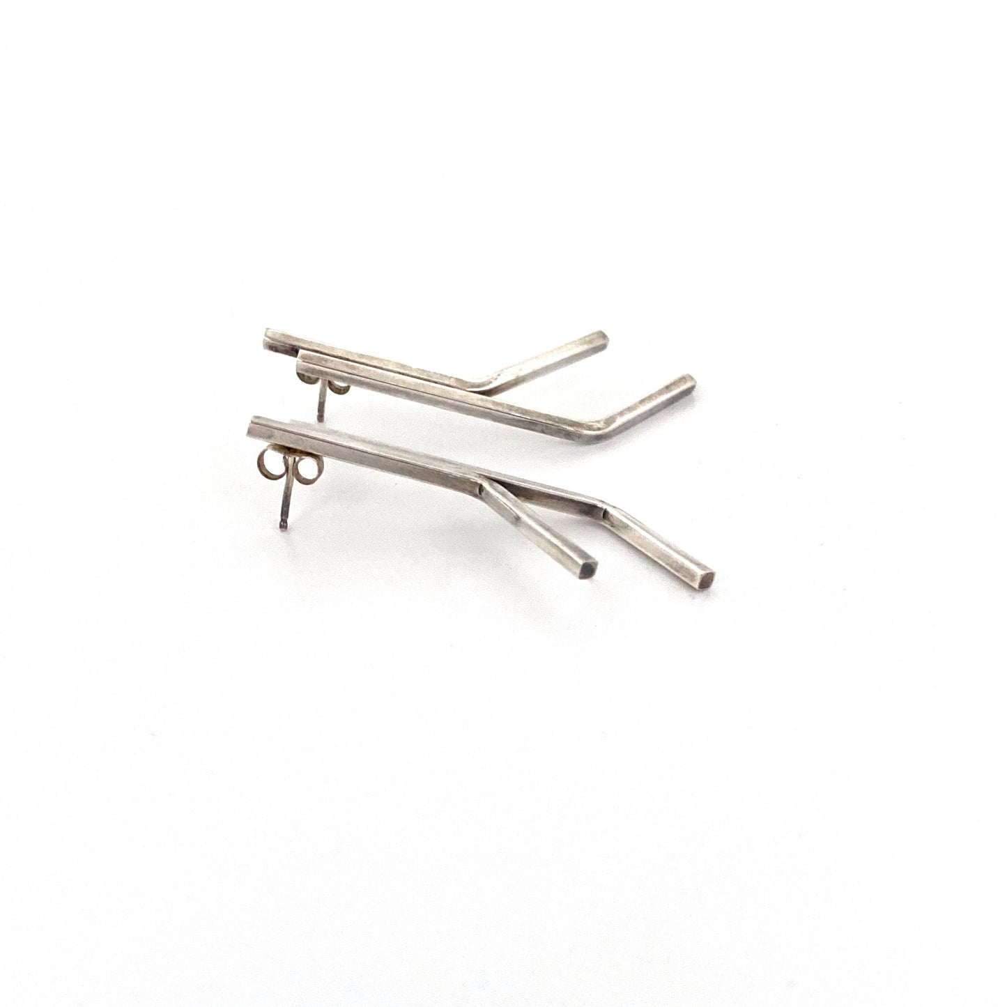profile Betty Cooke USA vintage silver drop earrings Modernist jewelry design