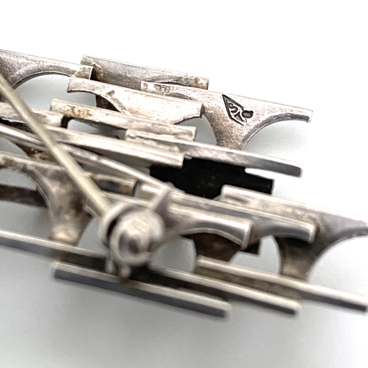 Rey Urban silver openwork dimensional brooch