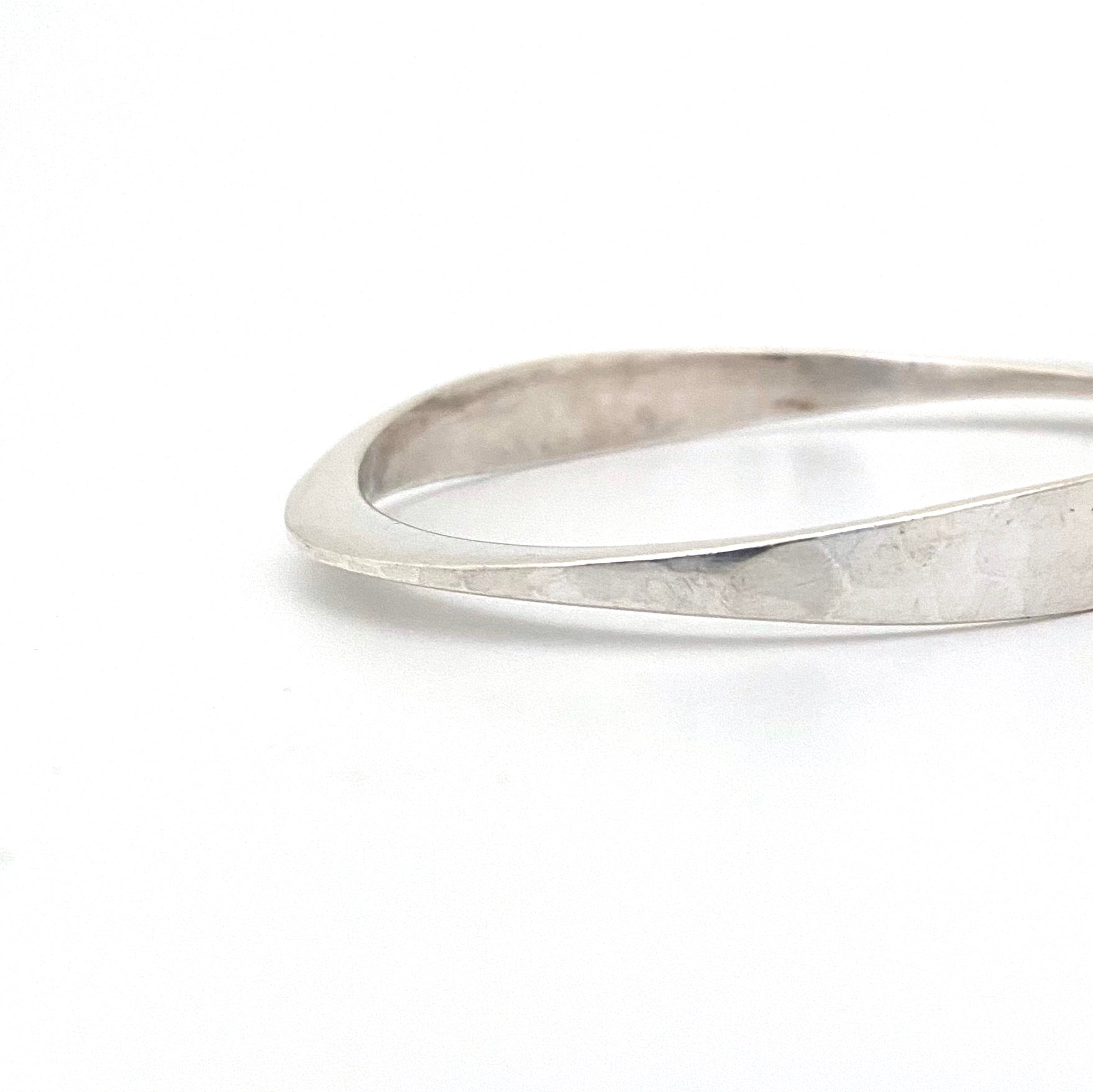 detail Plus Studios Norway Design vintage hammered silver bangle bracelet Tone Vigeland Scandinavian Modernist jewelry design