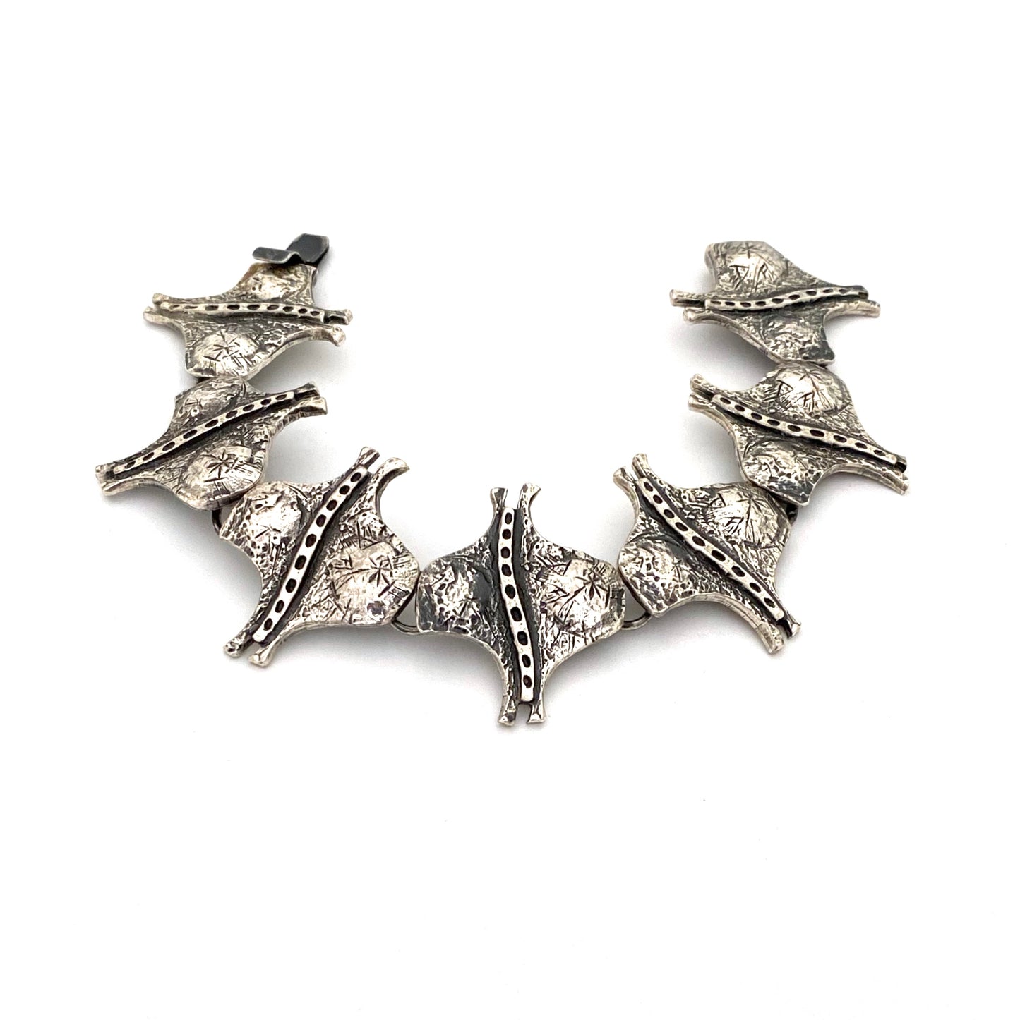 detail Guy Vidal Canada vintage brutalist pewter stingray panel link bracelet Canadian Modernist jewelry design