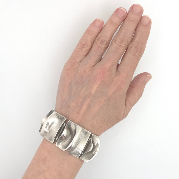 scale Matti Hyvarinen Finland vintage textured silver wide panel link bracelet 1970 Scandinavian Modernist jewelry design