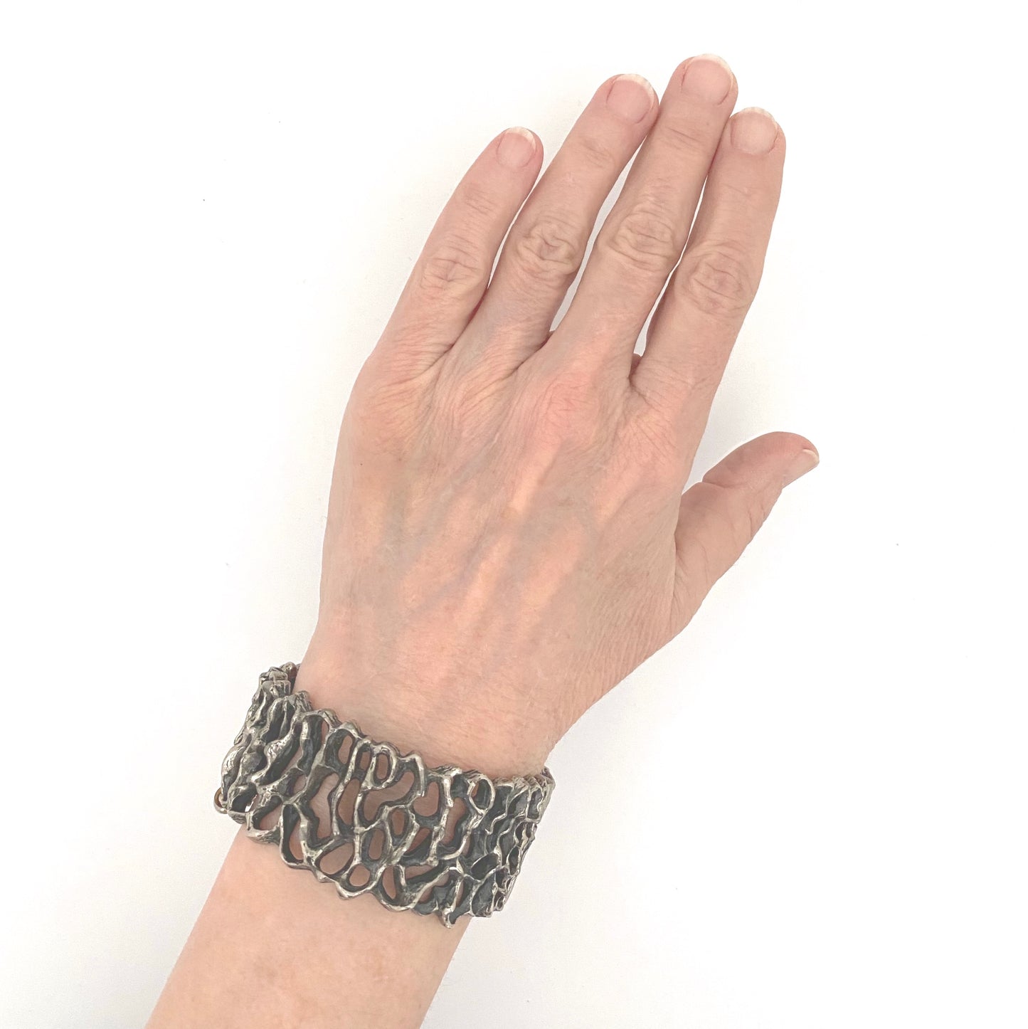 scale Robert Larin Canada vintage brutalist pewter openwork hinged bracelet Canadian Modernist jewelry design