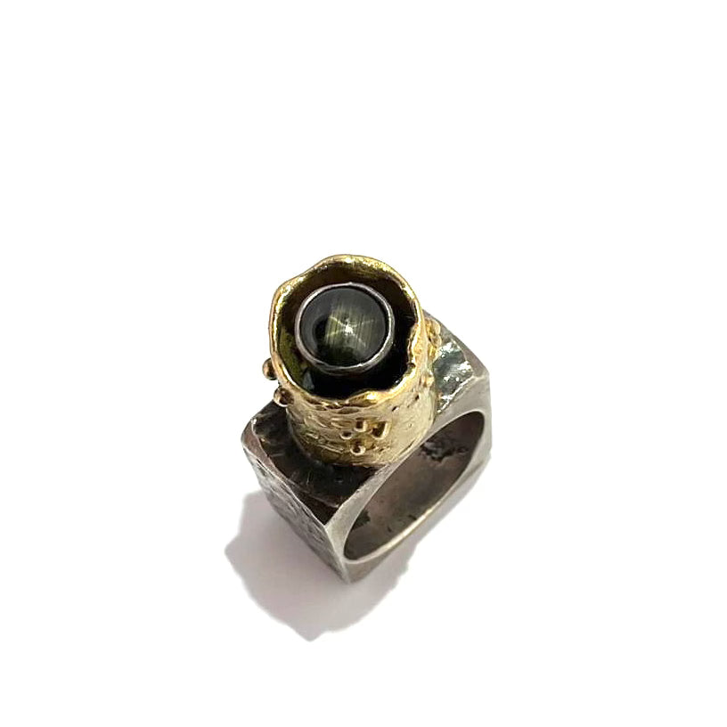 detail Walter Schluep Canada vintage 18k gold silver black star sapphire brutalist ring Canadian Modernist jewelry design