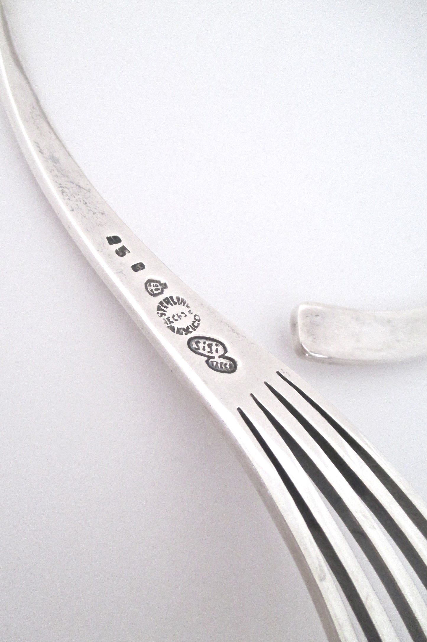 Sigi Pineda heavy silver hinged necklace
