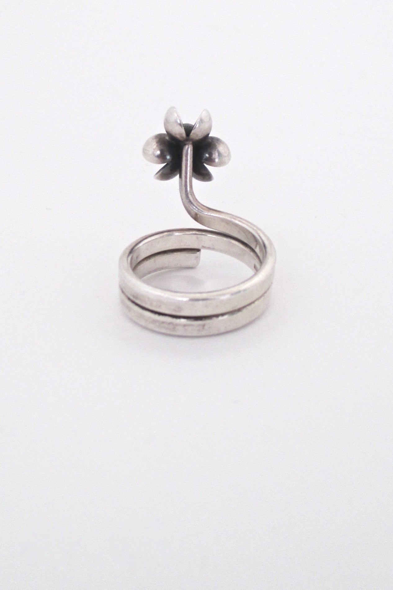 Elis Kauppi 'silver petals' ring