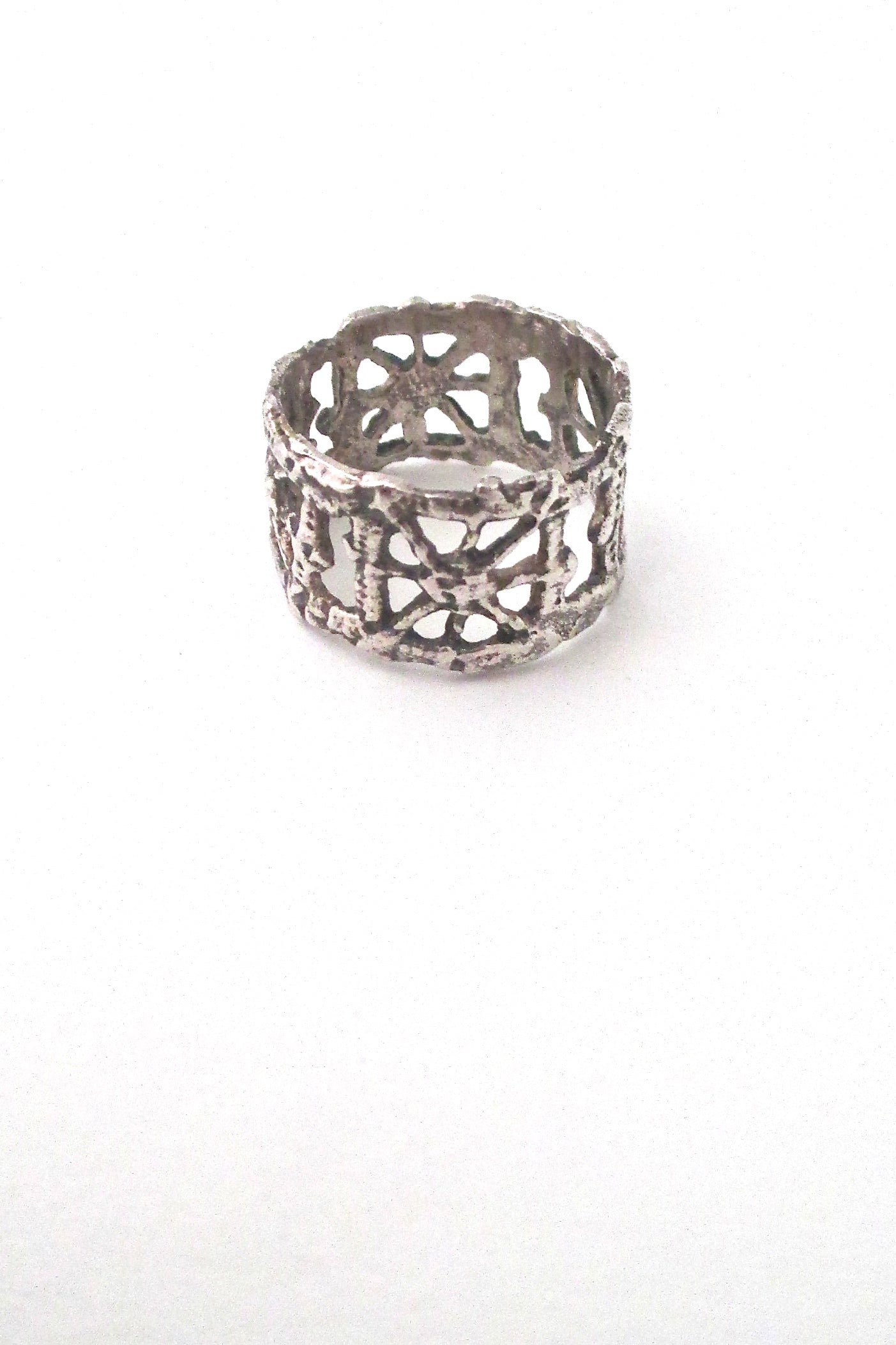 detail Pentti Sarpaneva for Turun Hopea silver Pitsi band ring mid century Scandinavian design