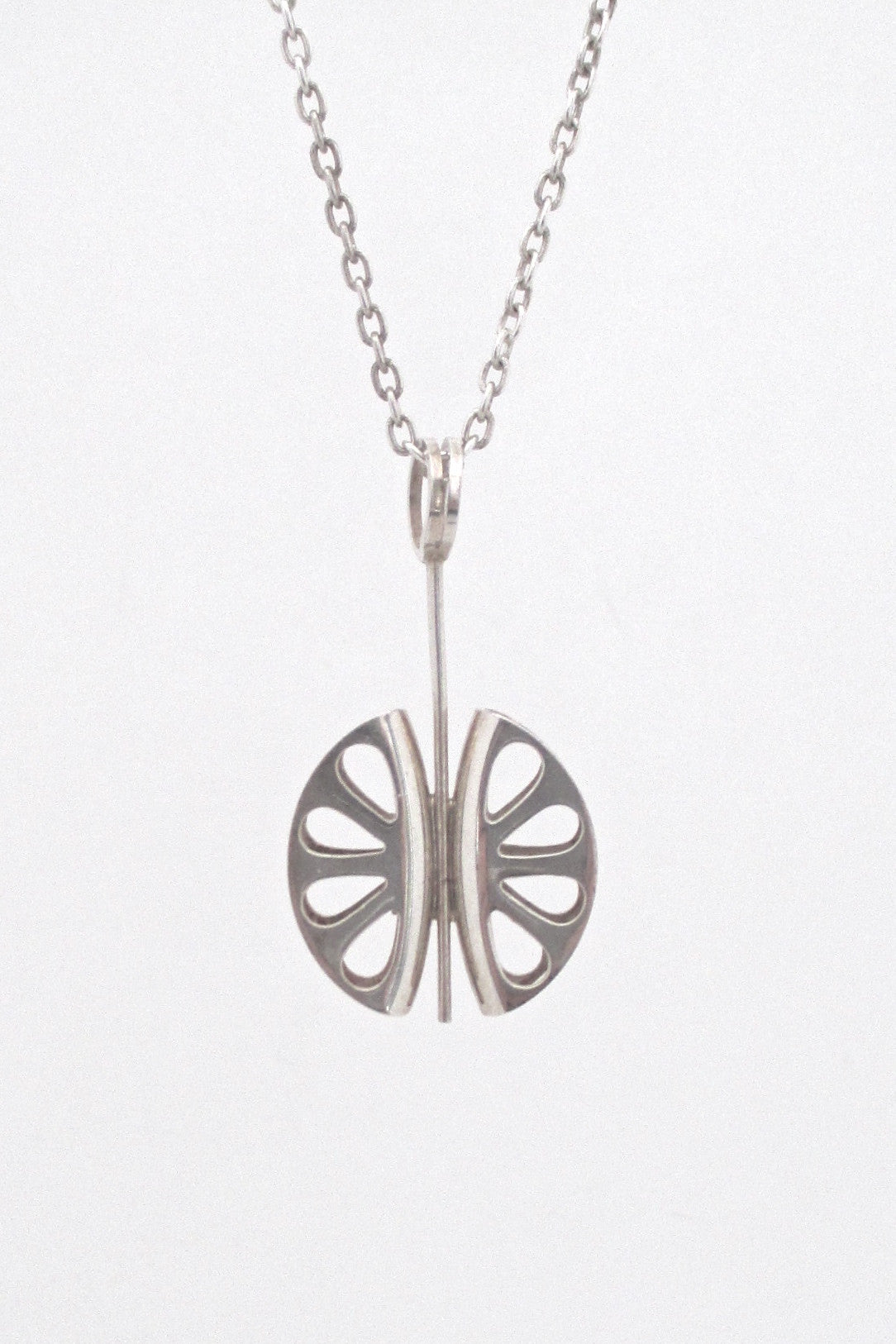 detail Elis Kauppi for Kupittaan Kulta Finland vintage Scandinavian Modern silver pendant necklace