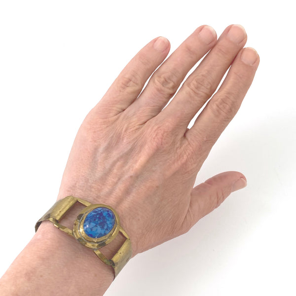 detail scale Rafael Alfandary Canada vintage brutalist brass hinged bracelet mottled blue glass Canadian jewelry design