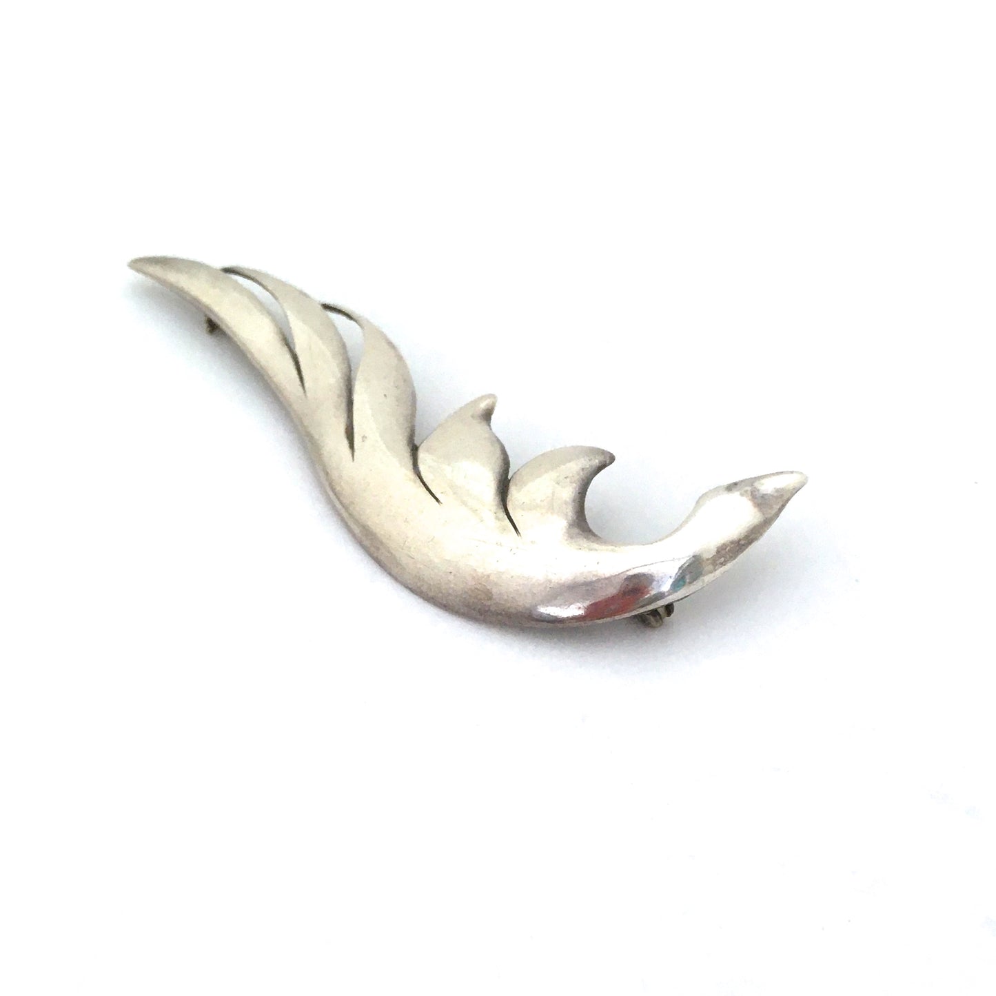detail Madeleine Turner USA vintage silver finely hand wrought large dimensional leaf brooch Modernist jewelry design