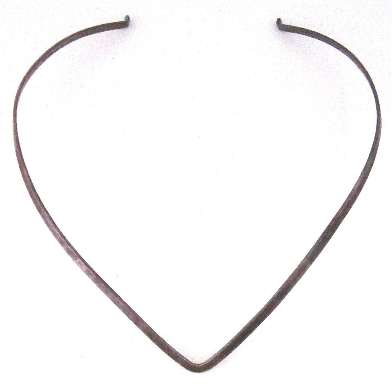 Alton Sweden vintage modernist hammered silver V neck ring 1976