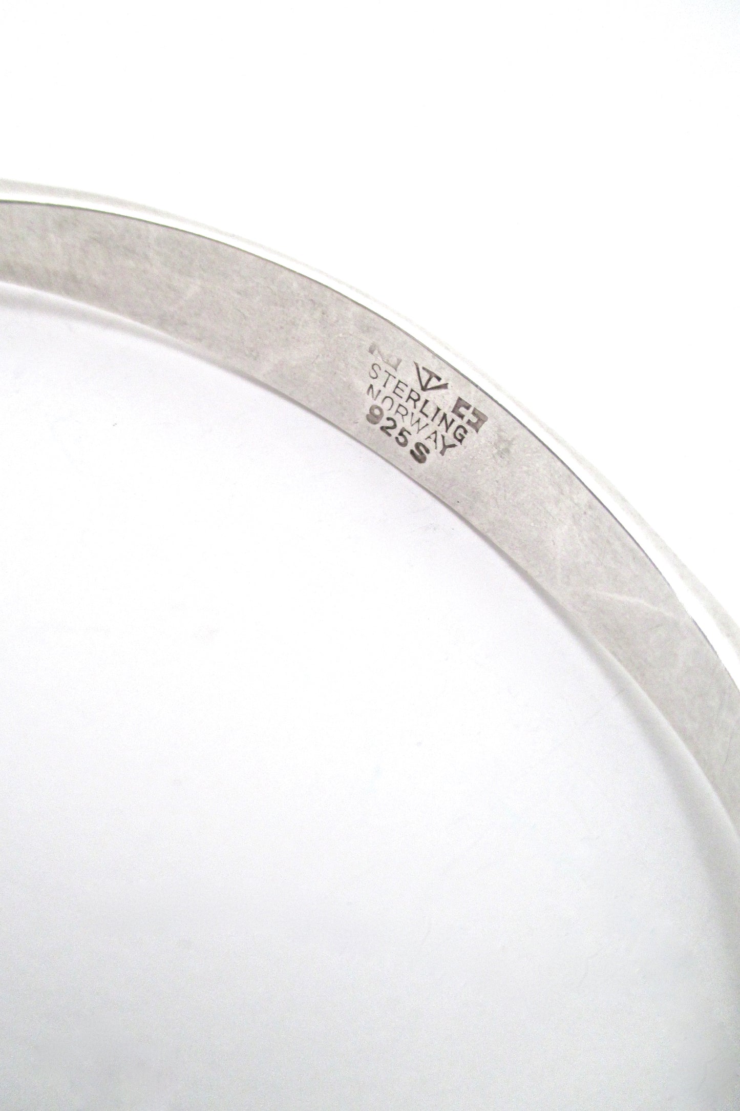 Tone Vigeland hammered silver bangle bracelet