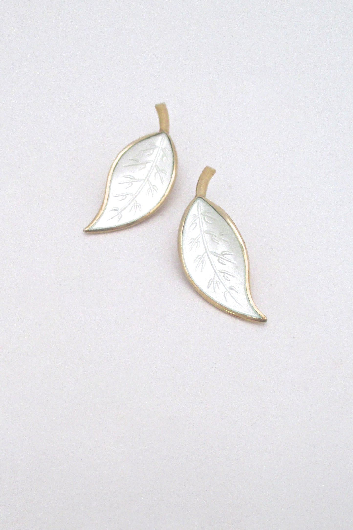 David-Andersen white enamel leaf ear clips - Willy Winnaess