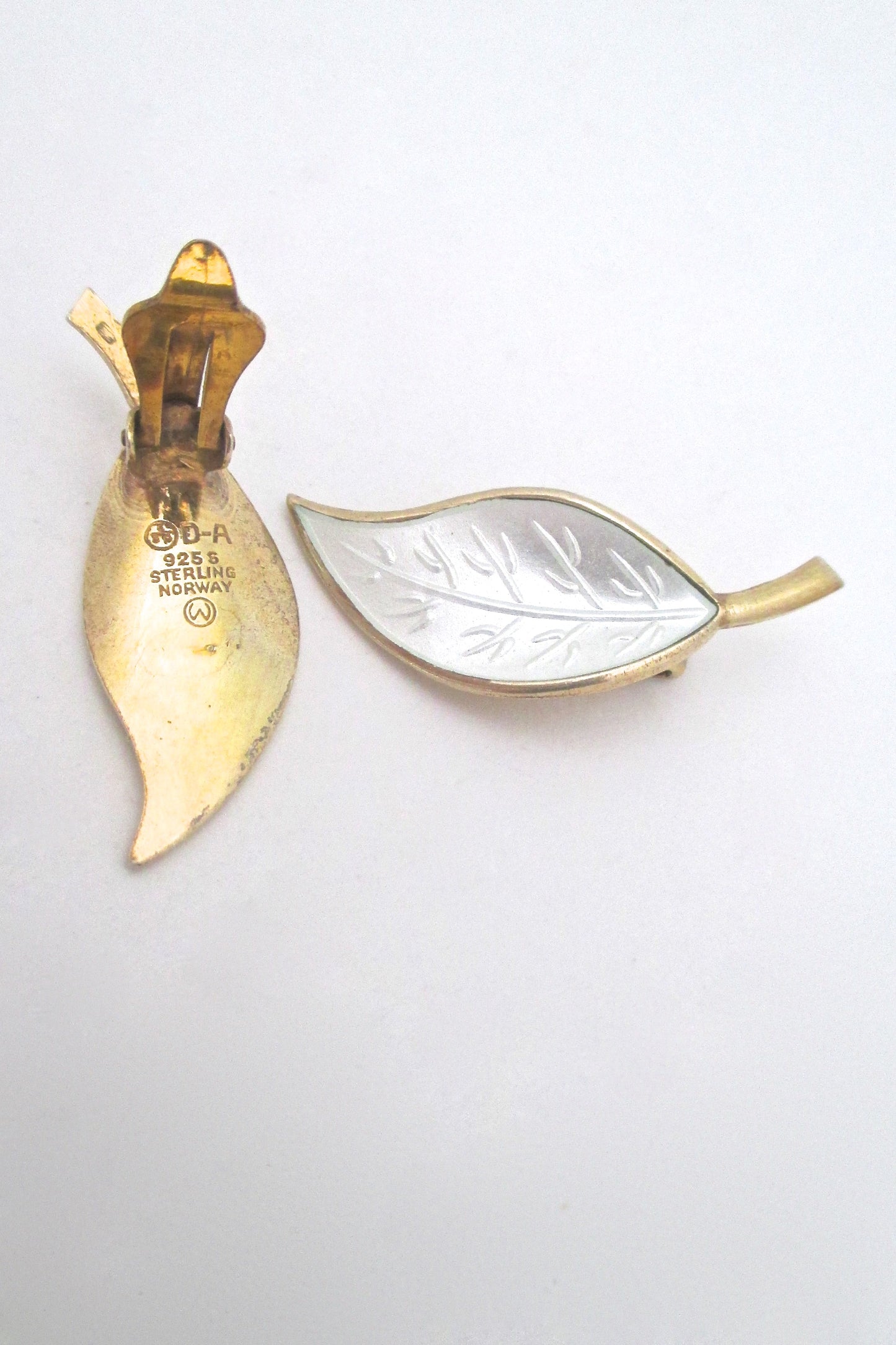 David-Andersen white enamel leaf ear clips - Willy Winnaess