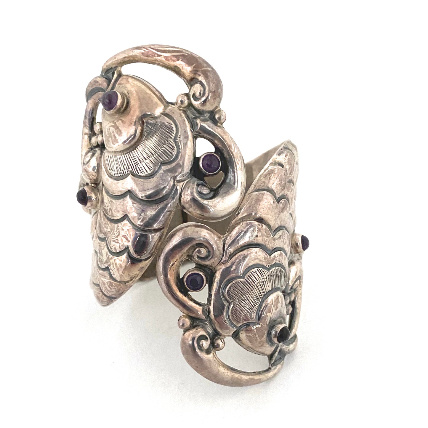 detail large vintage silver amethyst fish clamper bracxelet by E de Pichardo Renacimiento, Taxco Mexico mid century modernist jewelry design