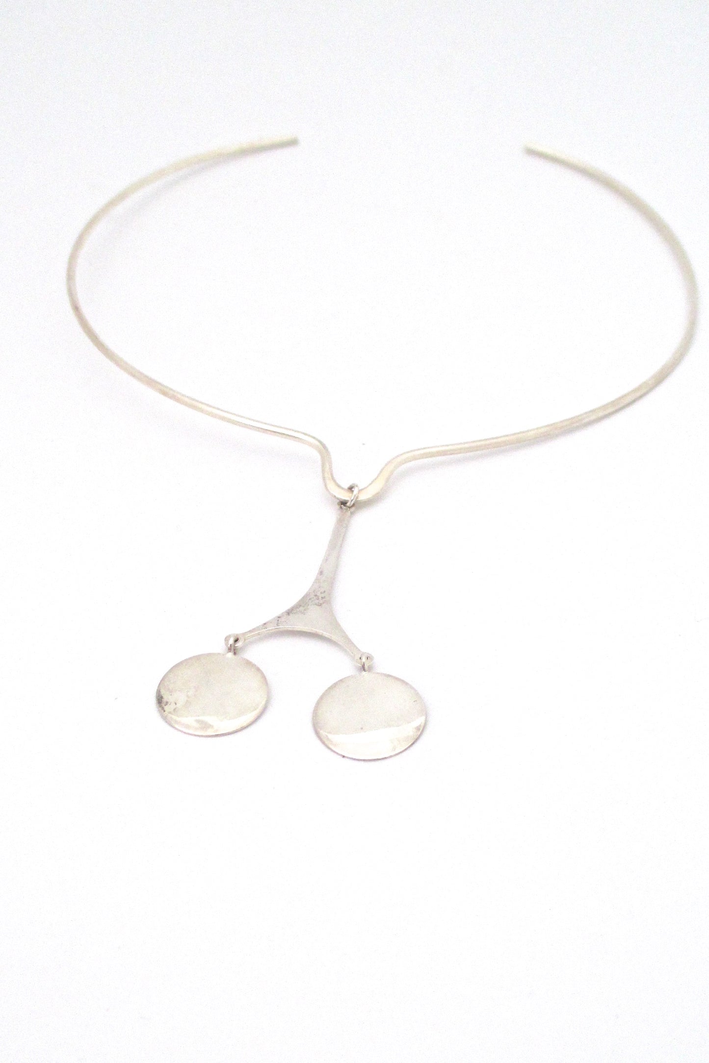 Kaunis Koru kinetic silver pendant