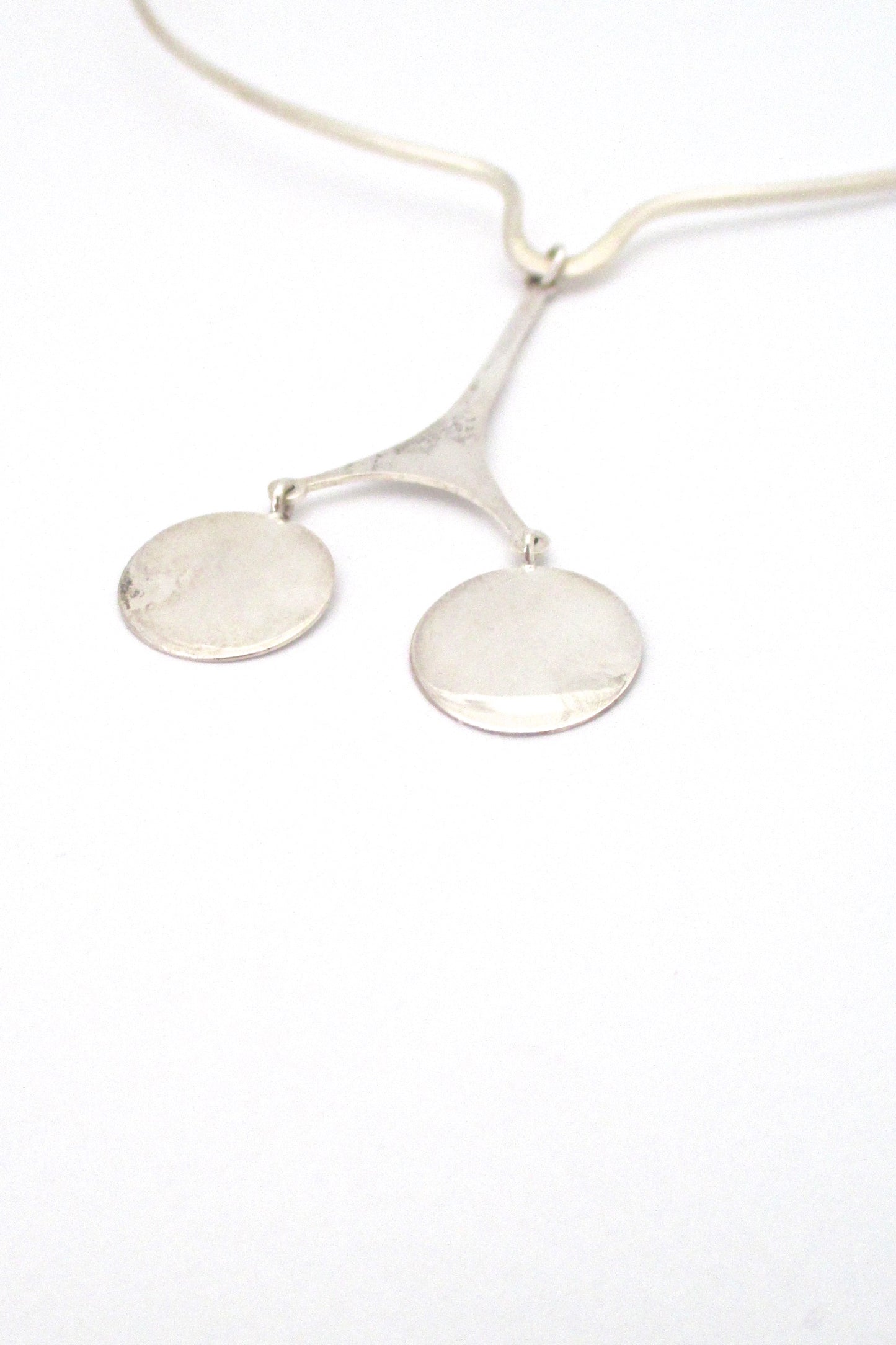 detail Kaunis Koru Finland vintage Scandinavian Modern silver kinetic pendant Henning Ulrichsen neck ring