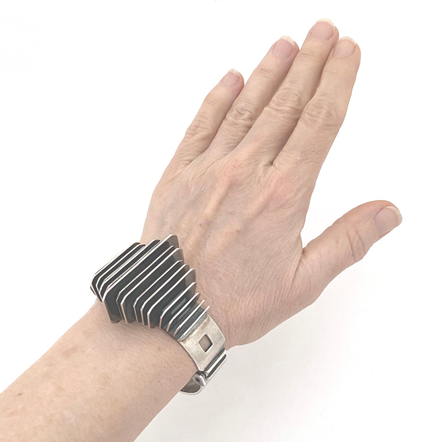 magnificent vintage studio made heavy silver 'fins' hinged bracelet