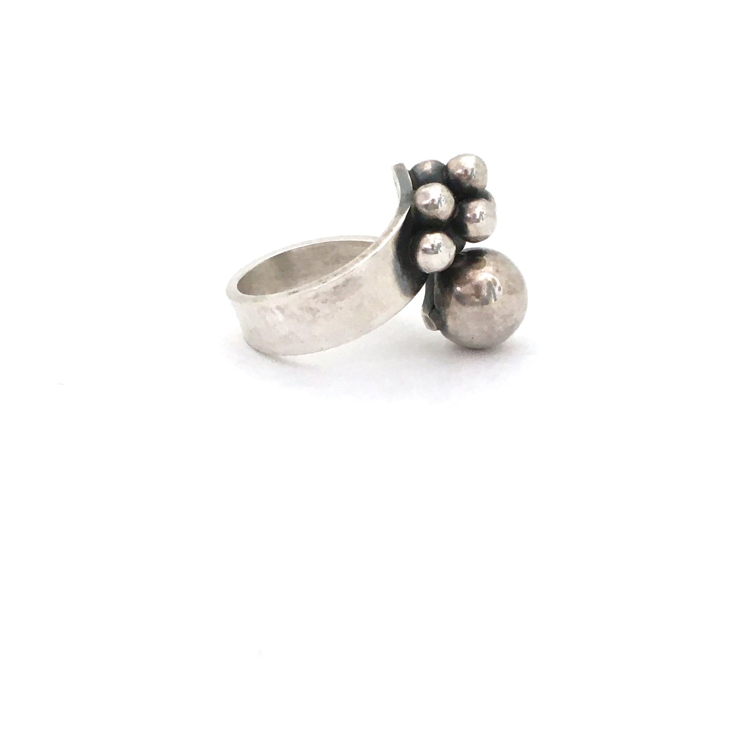 detail Elis Kauppi Kupittaan Kulta Finland vintage silver spheres wrap ring Scandinavian Modernist jewelry design