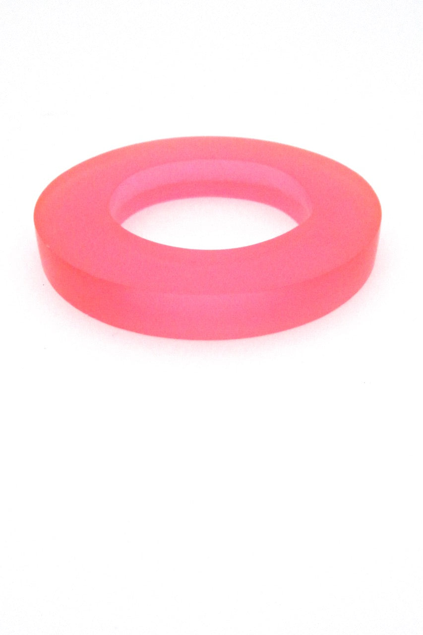 Martha Sturdy Canada vintage large clear bright pink resin bangle bracelet 1980s