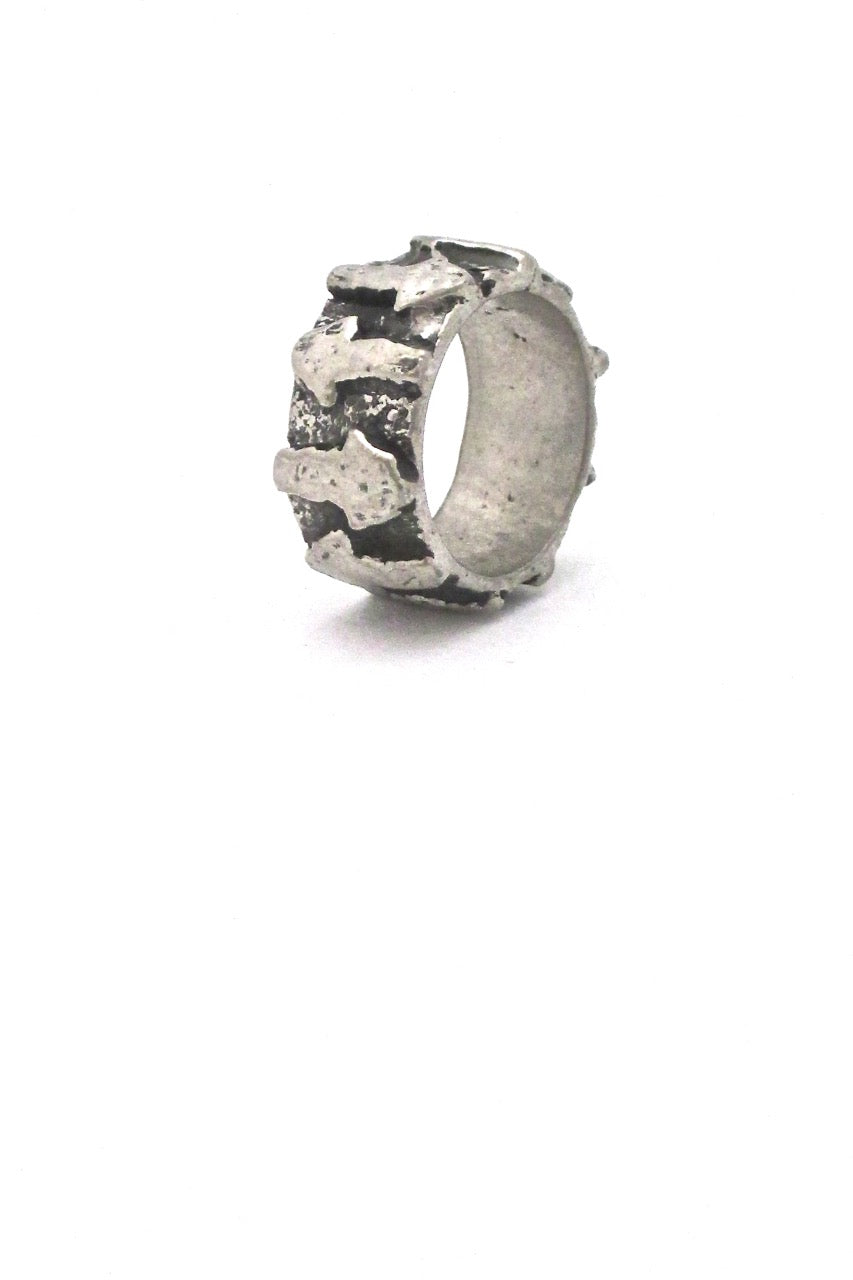 detail Robert Larin Canada vintage brutalist pewter arrows ring