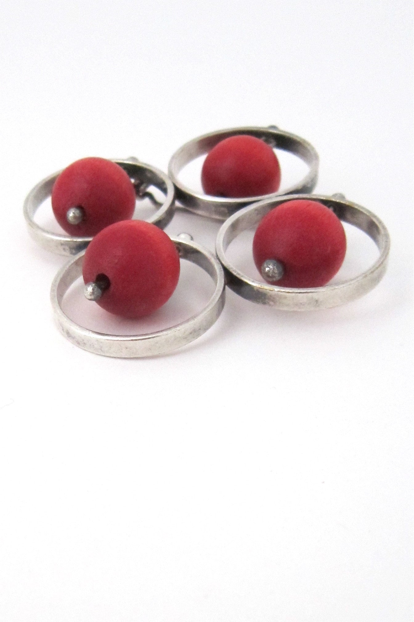 arrikka Finland vintage kinetic framed red beads brooch