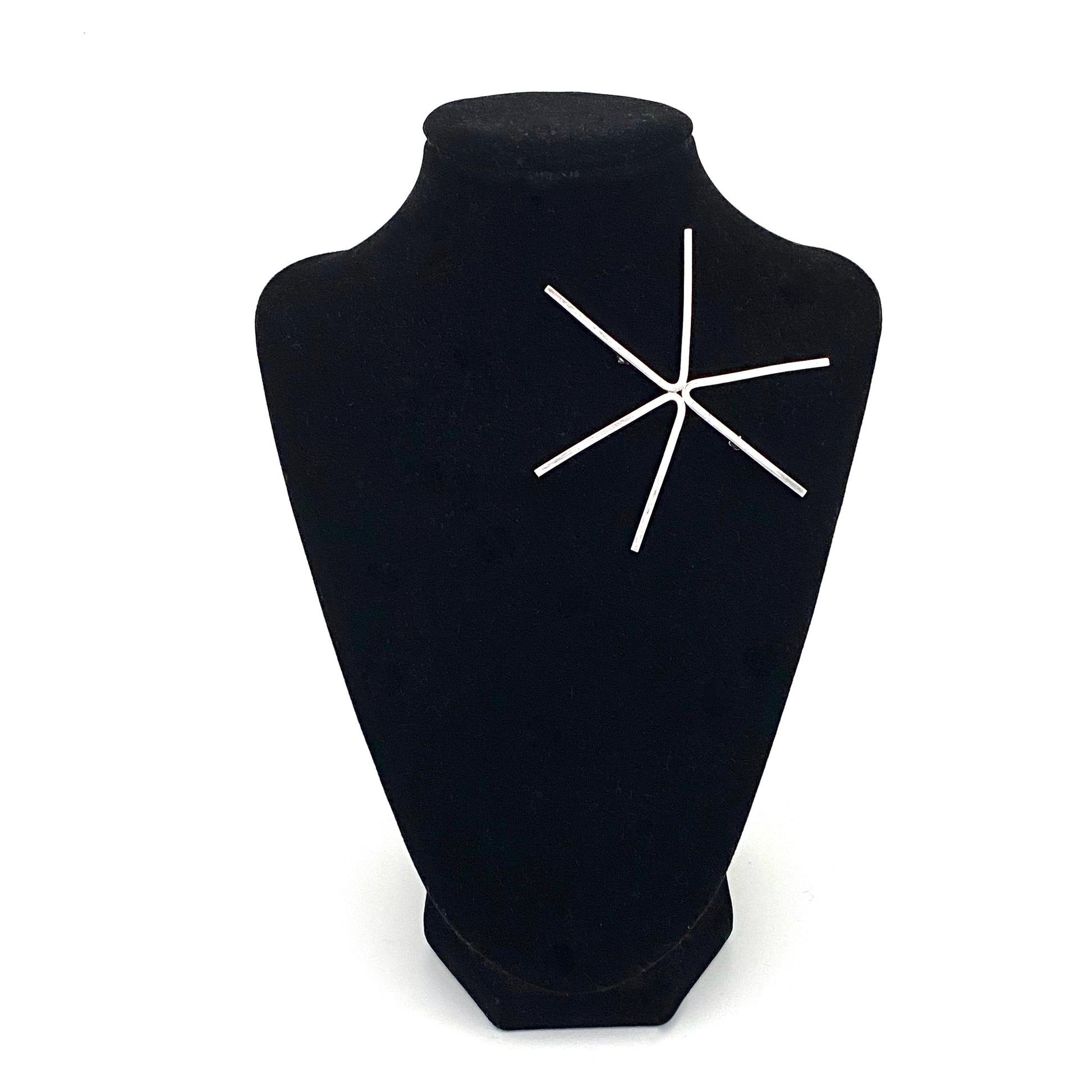 detail Betty Cooke USA large vintage silver star brooch American Modernist jewelry design