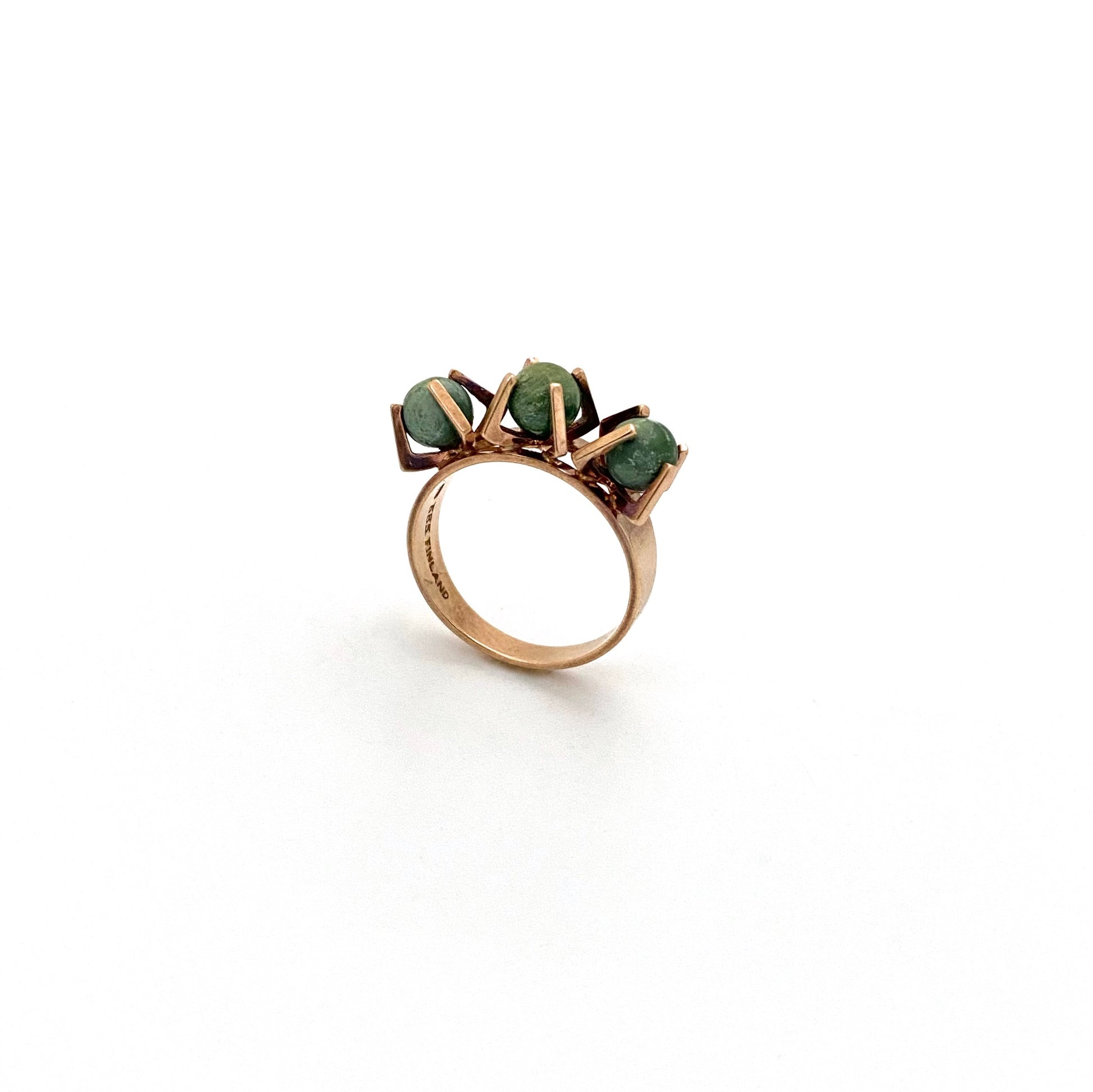 detail Elis Kauppi Kupittaan Kulta Finland vintage 14k gold natural stone sphere ring Scandinavian Modernist jewelry design