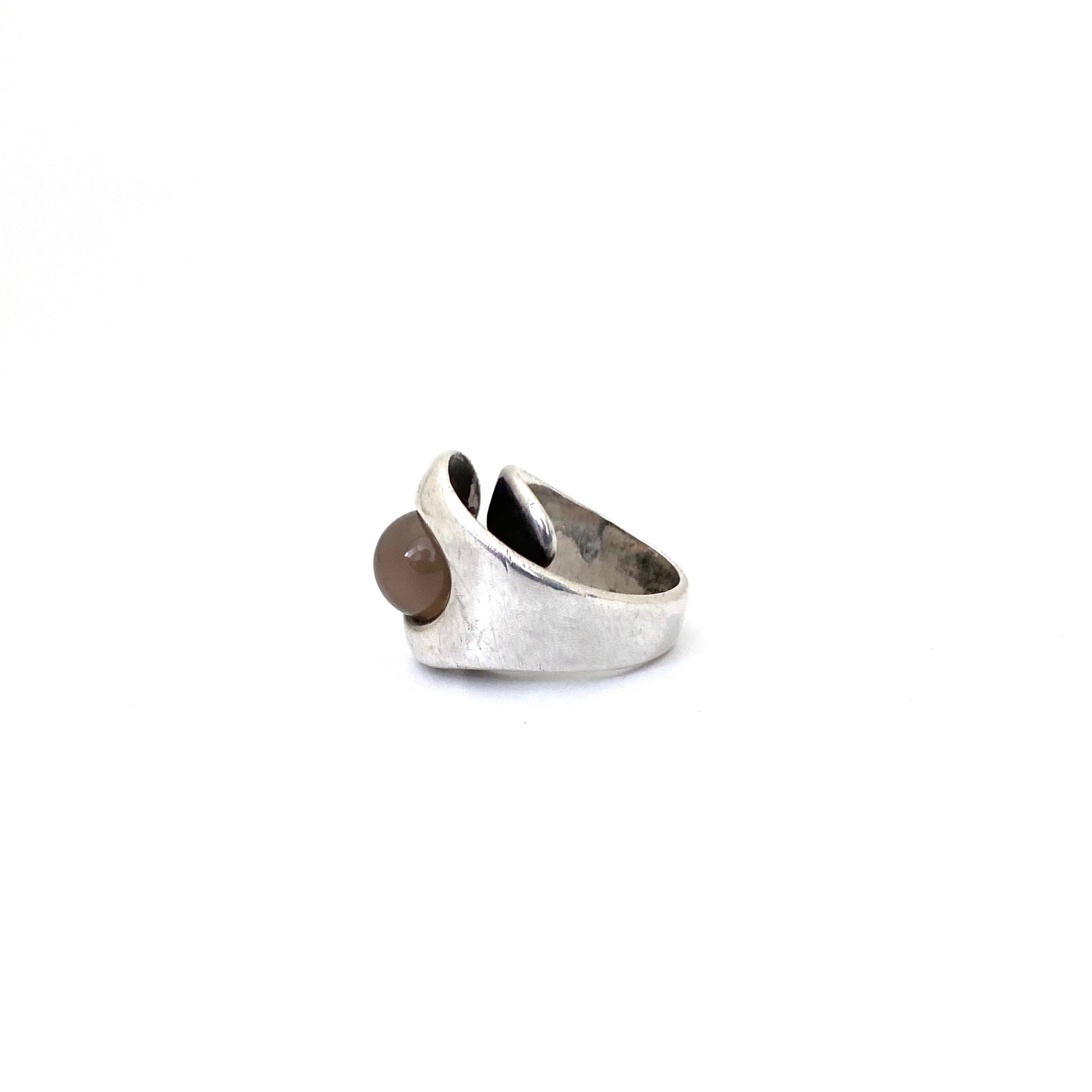 detail Elis Kauppi Kupittaan Kulta Finland vintage silver chalcedony reindeer antler ring Scandinavian Modernist jewelry design