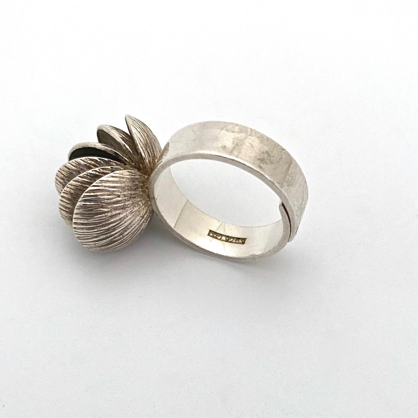 Elis Kauppi for Kupittaan Kulta kinetic chrysoprase sphere ring