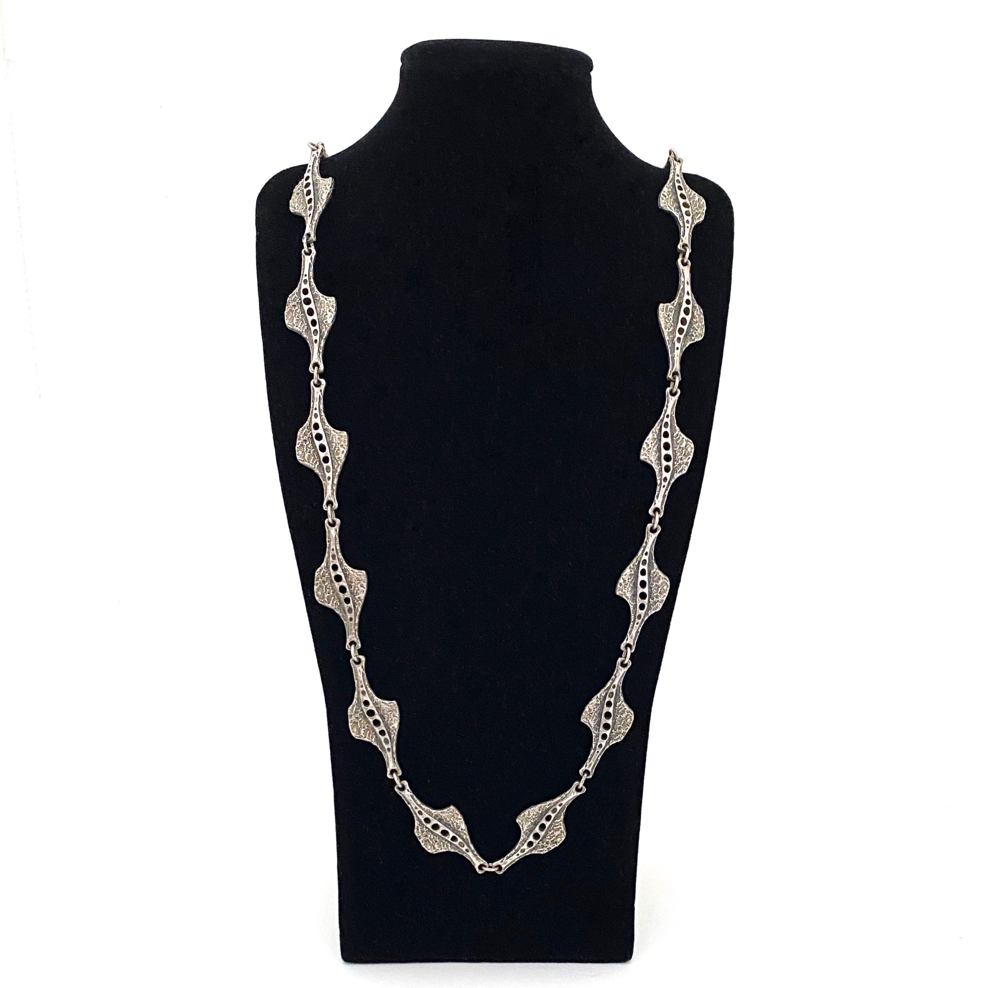 detail Guy Vidal Canada vintage brutalist pewter stingray long link chain necklace Canadian Modernist jewelry design