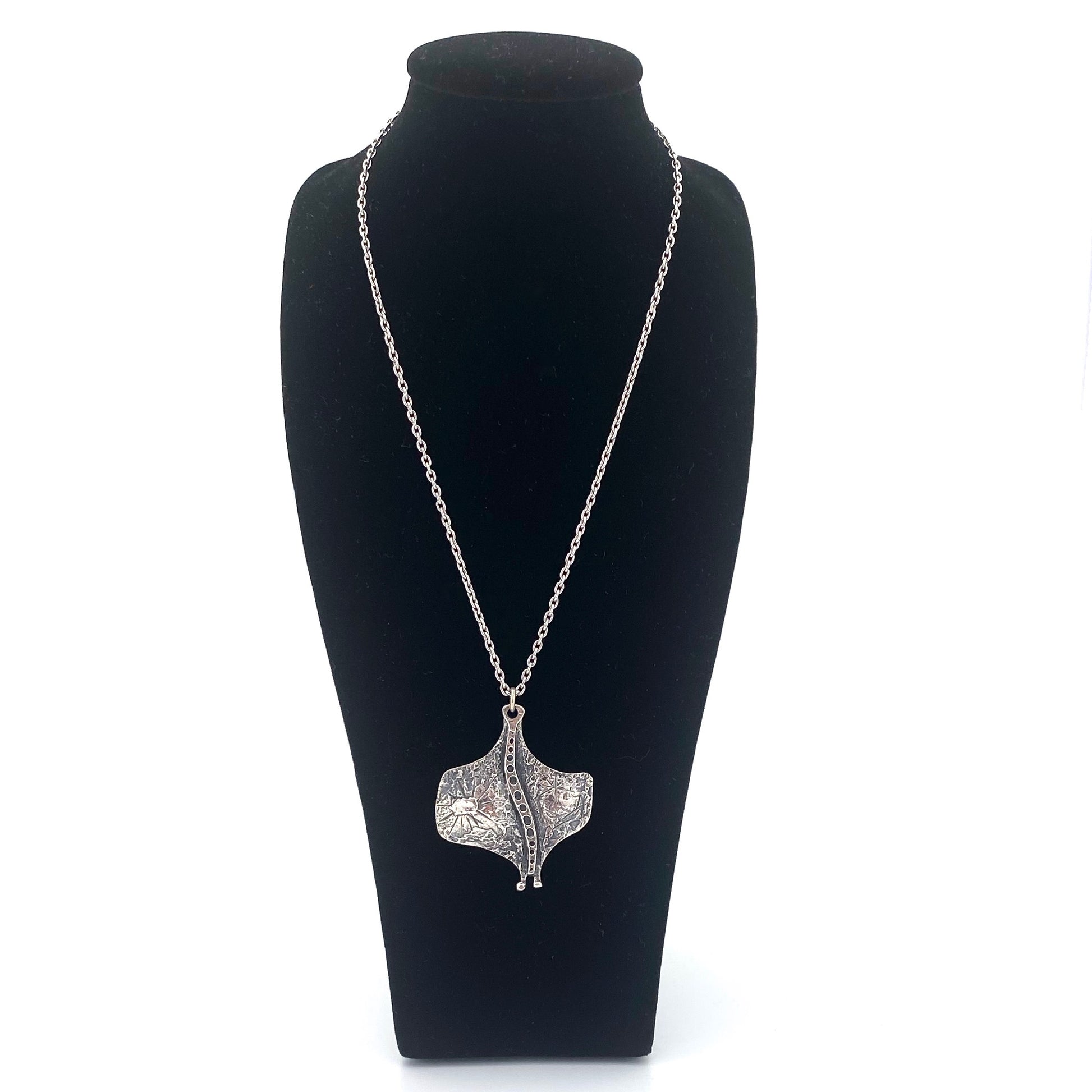 detail Guy Vidal Canada vintage brutalist pewter stingray pendant necklace Canadian Modernist jewelry design