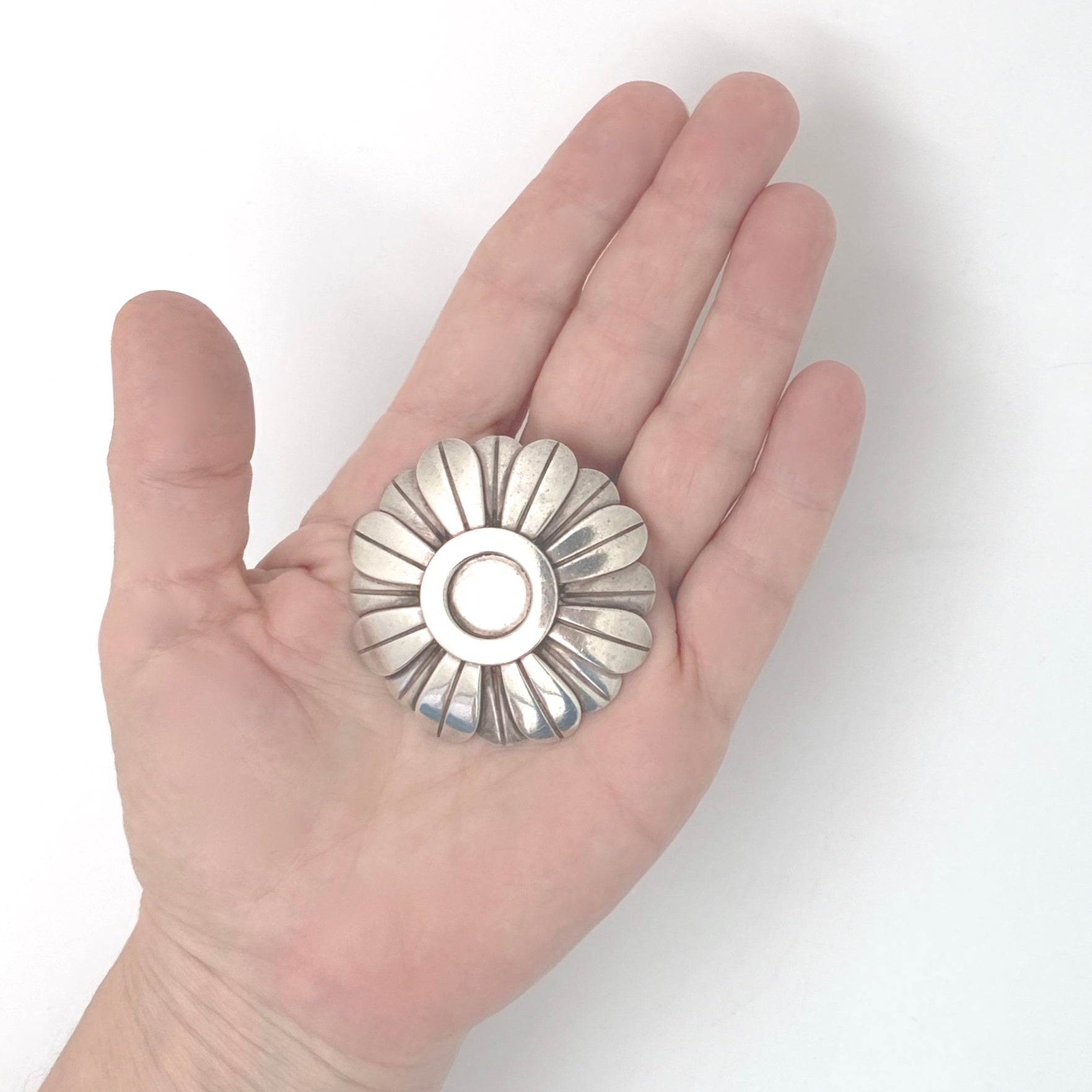scale Hector Aguilar Taxco Mexico vintage silver heavy brooch Modernist jewelry design