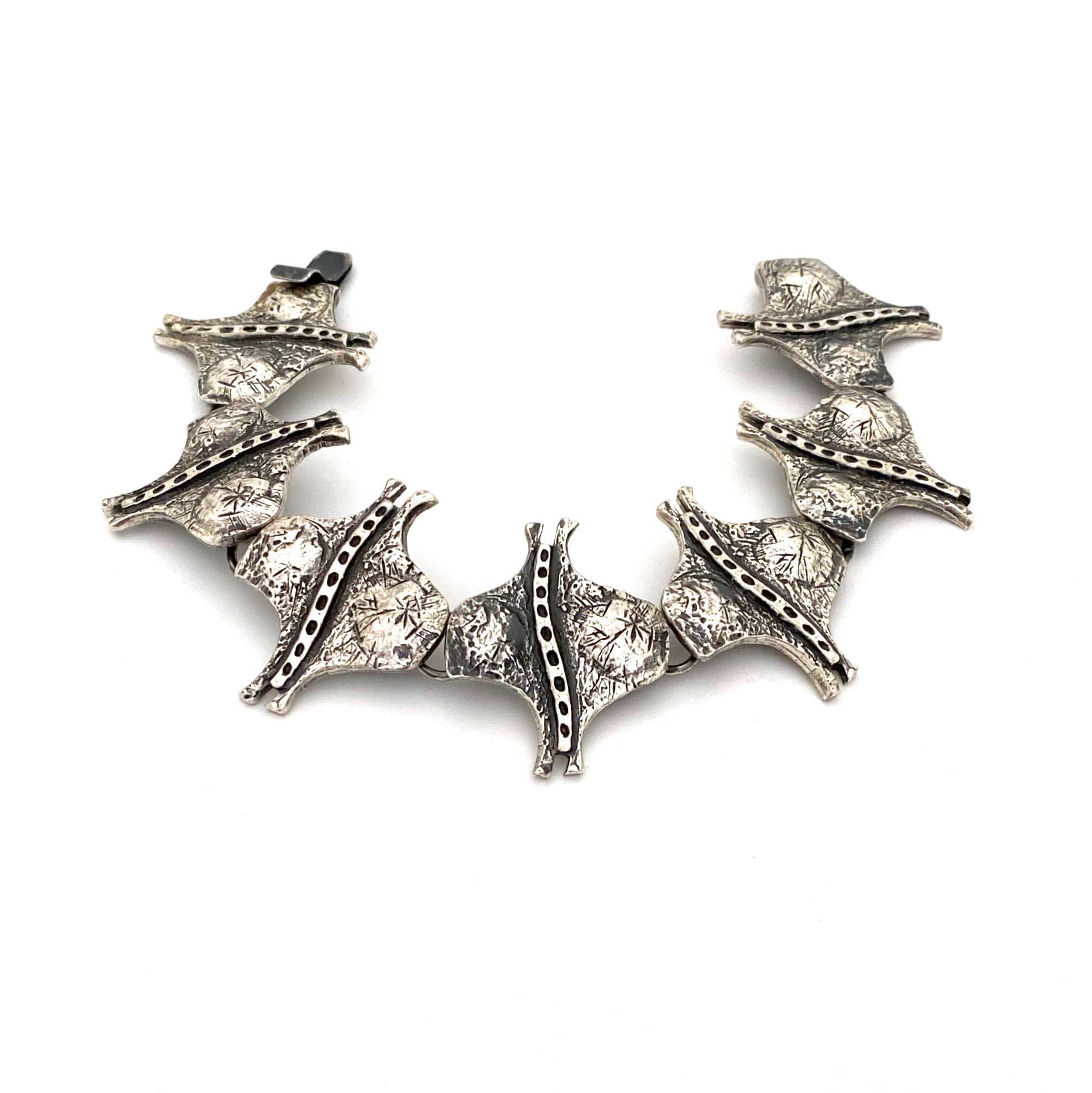 detail Guy Vidal Canada vintage brutalist pewter stingray panel link bracelet Canadian Modernist jewelry design