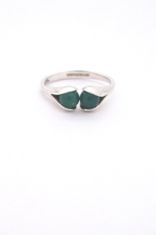 detail Elis Kauppi for Kupittaan Kulta Finland vintage Scandinavian Modern silver chrysoprase ring