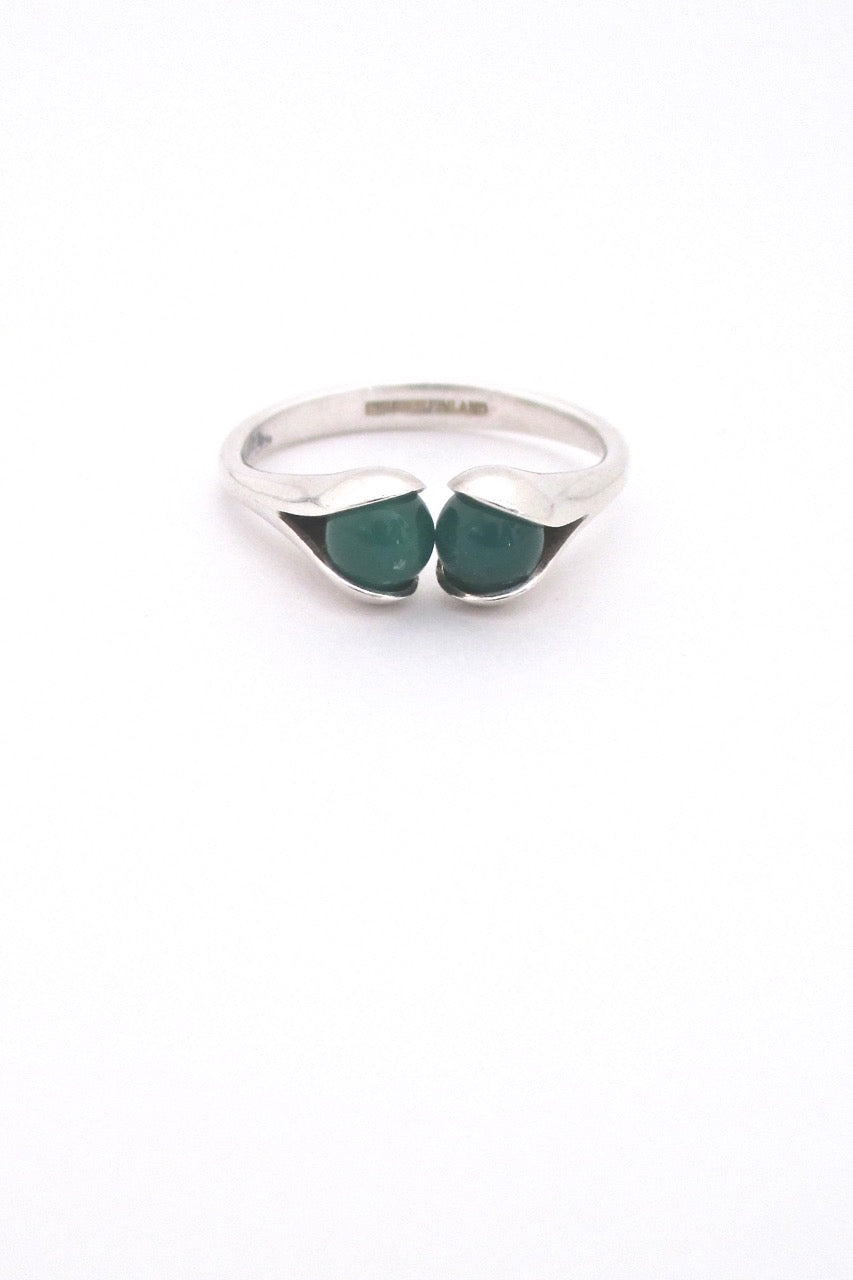 detail Elis Kauppi for Kupittaan Kulta Finland vintage Scandinavian Modern silver chrysoprase ring