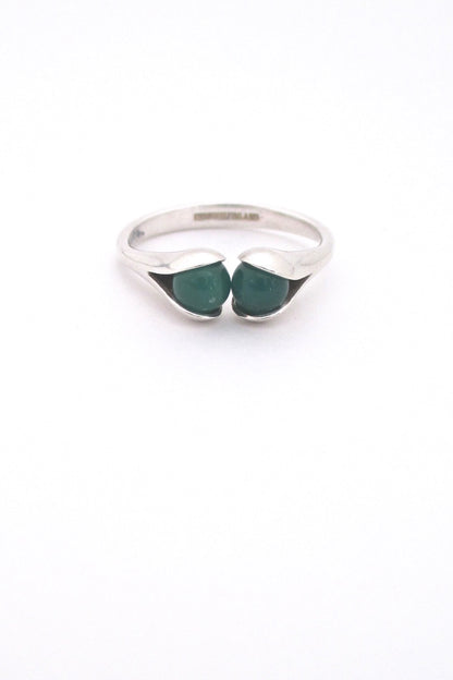 detail Elis Kauppi for Kupittaan Kulta Finland vintage Scandinavian Modern silver chrysoprase ring