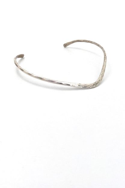 Gerald Stinn USA vintage hammered silver neck ring necklace Modernist jewelry design