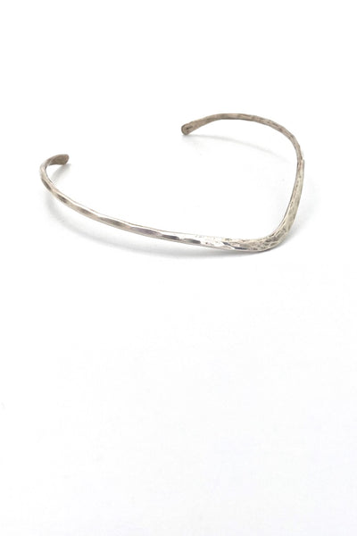Gerald Stinn USA vintage hammered silver neck ring necklace Modernist jewelry design