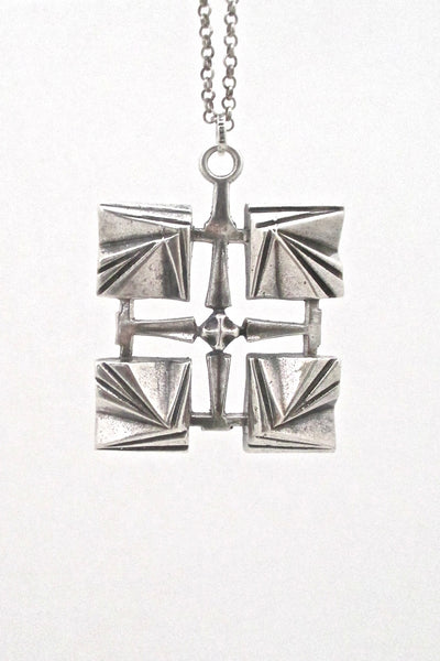 detail Pentti Sarpaneva for Turun Hopea Finland vintage silver modernist pendant necklace 1972 Scandinavian Modern jewelry design