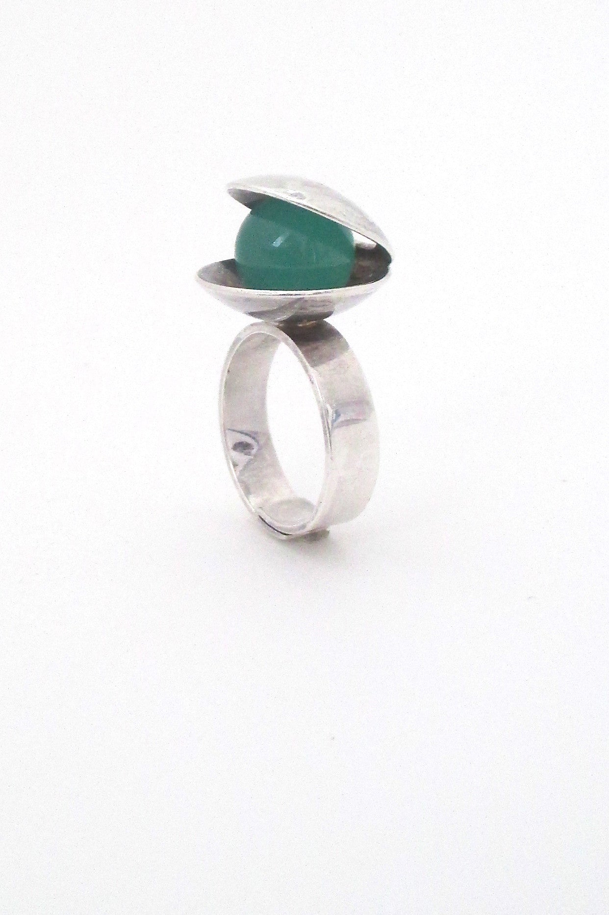 detail Elis Kauppi for Kupittaan Kulta Finland vintage Scandinavian Modern silver chrysoprase kinetic ring