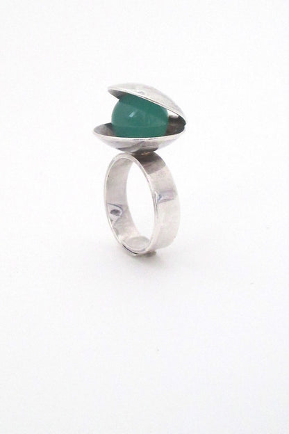 detail Elis Kauppi for Kupittaan Kulta Finland vintage Scandinavian Modern silver chrysoprase kinetic ring