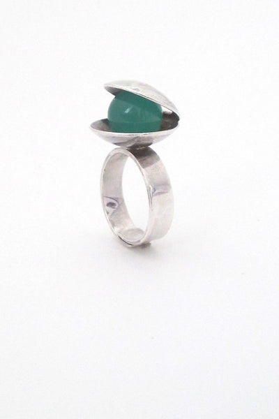 detail Elis Kauppi for Kupittaan Kulta Finland vintage Scandinavian Modern silver chrysoprase kinetic ring