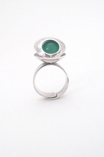 back Elis Kauppi for Kupittaan Kulta Finland vintage Scandinavian Modern silver chrysoprase kinetic ring