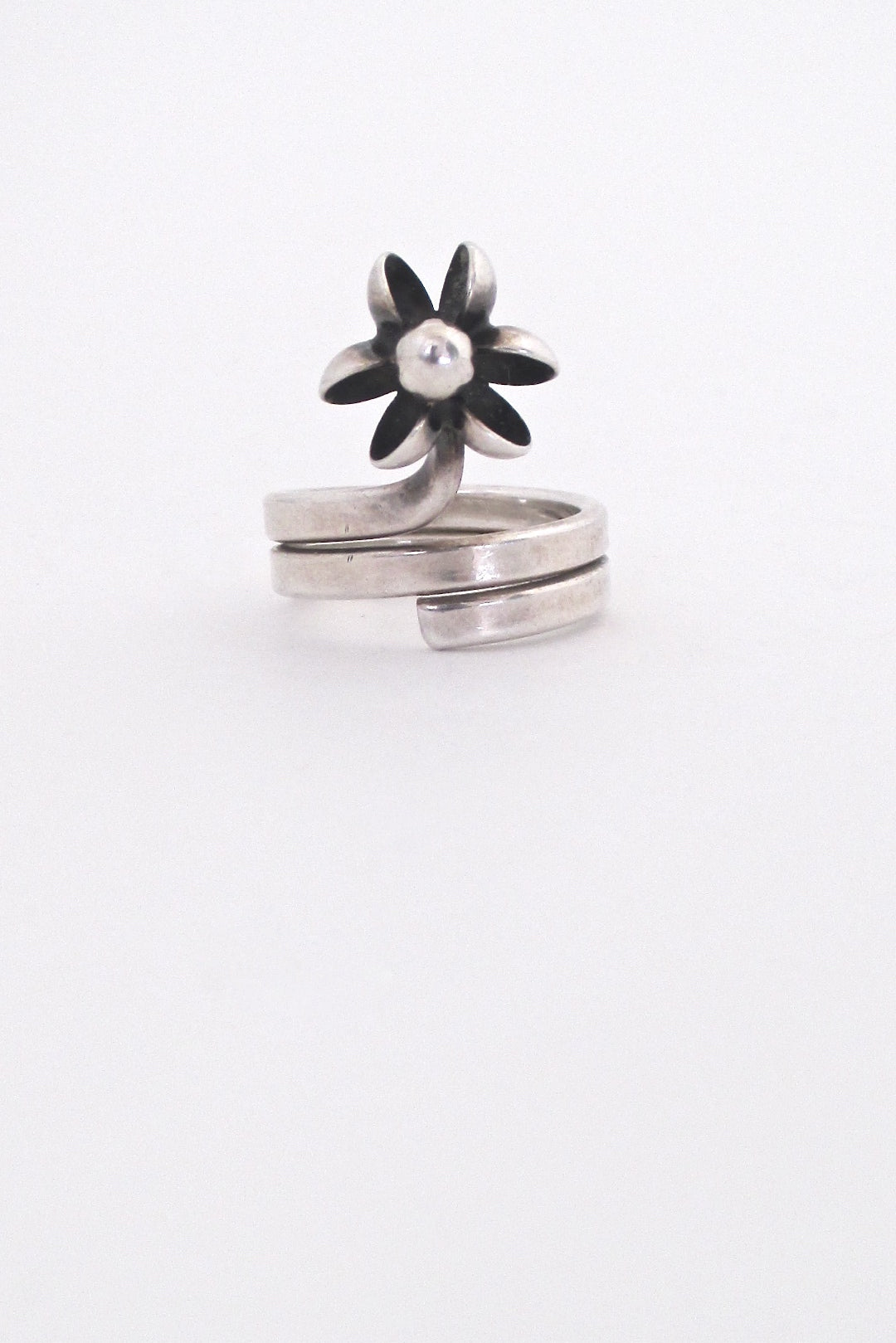 detail Elis Kauppi for Kupittaan Kulta Finland vintage silver Scandinavian Modern flower ring