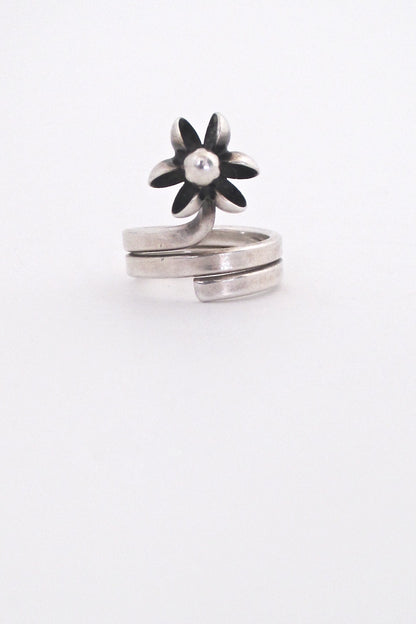 detail Elis Kauppi for Kupittaan Kulta Finland vintage silver Scandinavian Modern flower ring