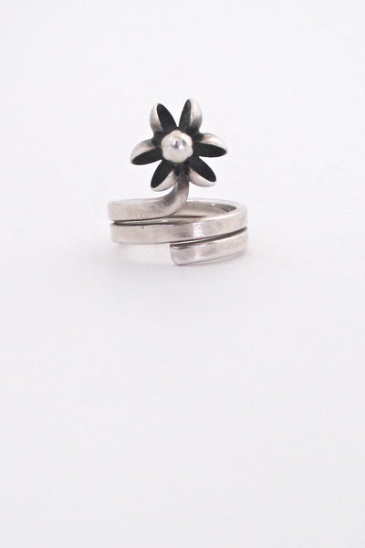 detail Elis Kauppi for Kupittaan Kulta Finland vintage silver Scandinavian Modern flower ring